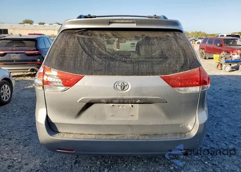 2013 Toyota Sienna Xle z USA, uszkodzony, nr VIN 5TDYK3DC4DS367327